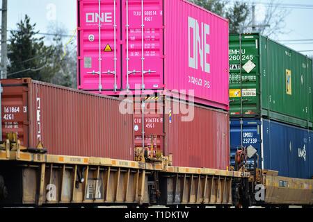 Genève, Illinois, USA. Une Union Pacific train pile avec certains conteneurs colorés comprennent la position en direction est jusqu'à Chicago. Banque D'Images