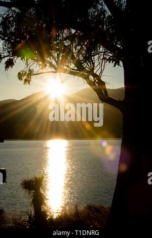 Magnifique coucher de soleil sur le lac Te Anau, Nouvelle-Zélande Banque D'Images