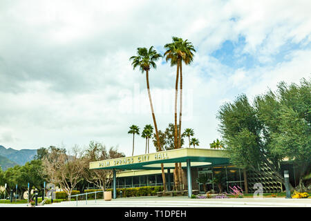 Palm Springs Californie Hôtel de ville au printemps de 2019 connaît actuellement son propre super bloom de fleurs et de verdure. Banque D'Images