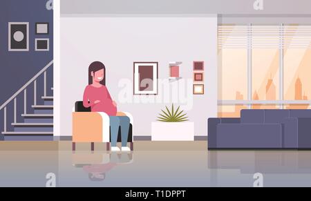 Happy pregnant woman sitting in armchair girl holding sa bosse de la grossesse et de la maternité moderne concept accueil salle de séjour télévision toute la longueur de l'intérieur Illustration de Vecteur