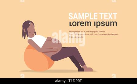 Pregnant woman sitting on ballon de gymnastique african american girl exercices avec l'élaboration de la grossesse fitball remise en forme de vie sain plein concept Illustration de Vecteur