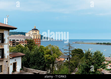 Voir d'Hondarribia Fontarrabie, de l'ancien ville haute. C'est une ville frontière sur un promontoire face à la baie de Txingudi Hendaye plus. Banque D'Images