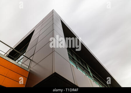 Immeuble de bureaux d'architecture moderne avec façade ventilée. Vue extérieure contre ciel avec copyspace, long exposure Banque D'Images