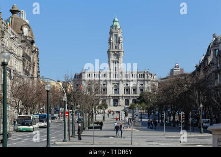 Porto, Portugal - Mars 23, 2015 : l'hôtel de ville de granit et de la célèbre avenue Aliados Banque D'Images