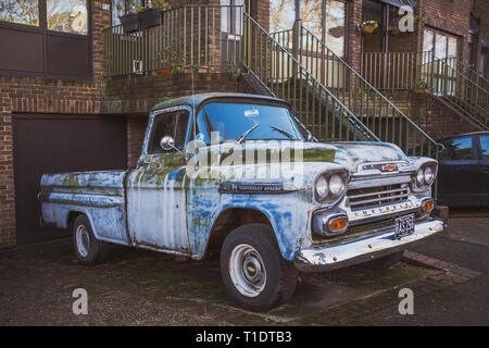 London, UK : vieille Chevrolet pickup semble hors de propos dans le district de Richmond. Banque D'Images