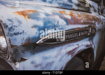 London, UK : vieille Chevrolet pickup semble hors de propos dans le district de Richmond. Banque D'Images