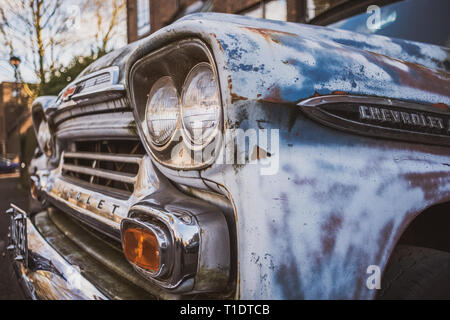 London, UK : vieille Chevrolet pickup semble hors de propos dans le district de Richmond. Banque D'Images