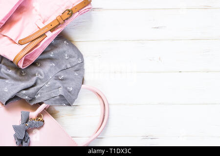 Vêtements et accessoires pour femme en rose et gris Banque D'Images