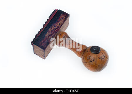 Ancien tampon en bois sur une table. Accessoires de bureau sur une table. Fond blanc Banque D'Images