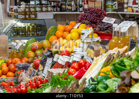 Helsinki, Finlande - le 19 mars 2019 : divers légumes et aliments bocaux dans la Halle Banque D'Images