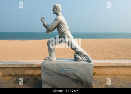 Arts martiaux statue sur la promenade de la plage de Quy Nhon, Province de Binh Dinh, au Vietnam. Tran Ngoc Quyen démonstration. Banque D'Images