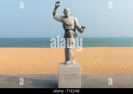 Arts martiaux statue sur la promenade de la plage de Quy Nhon, Province de Binh Dinh, au Vietnam. Banque D'Images