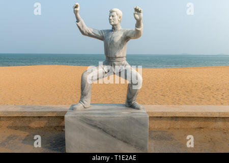 Arts martiaux statue sur la promenade de la plage de Quy Nhon, Province de Binh Dinh, au Vietnam. Hung Ke Démonstration Quyen Banque D'Images