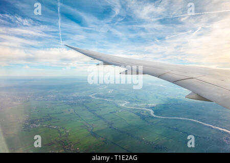 Avion jet avion avion Cirrus Aviaticus sentiers trainées ou au-dessus de la Hollande à partir de la fenêtre d'un Boeing 787 Dreamliner 8 Banque D'Images