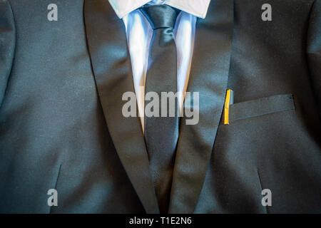 Un costume officiel gris avec une chemise blanche et une cravate gris et un stylo dans la poche Banque D'Images