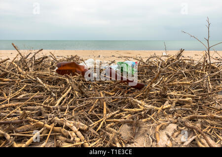 Des ordures sur la plage. Bouteilles vides en plastique et de roseaux sur le sable. La pollution de l'environnement. Sauver la planète. Problème écologique. Littoral sale. Banque D'Images