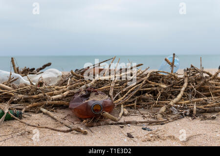 Des ordures sur la plage. Bouteilles vides en plastique et de roseaux sur le sable. La pollution de l'environnement. Sauver la planète. Problème écologique. Littoral sale. Natu Banque D'Images