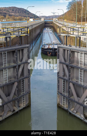 Barge dans un verrou de la Main Canal du Danube près de Kelheim, Bavière, Allemagne Banque D'Images
