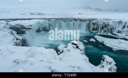 Cascade en hiver, Godafoss, Islande, longue exposition Banque D'Images