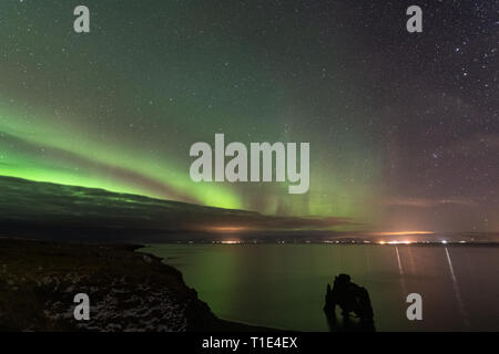 Northern Lights sur Hvitserkur, Islande Banque D'Images