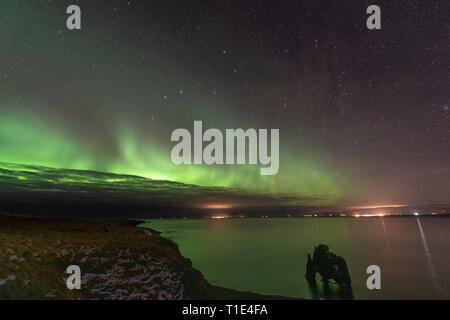 Northern Lights sur Hvitserkur, Islande Banque D'Images