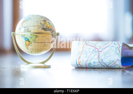 La planification du prochain voyage : globe miniature sur une table rustique Banque D'Images