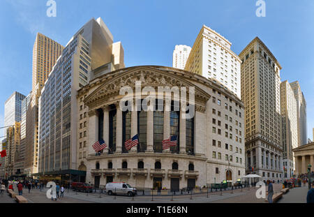 La VILLE DE NEW YORK, USA - AOÛT 2016 : Le New York Stock Exchange sur Wall Street est la plus grande bourse au monde. Banque D'Images