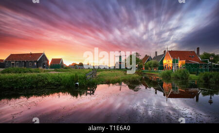 Paysage hollandais avec moulin à orange, Zaandam, Amsterdam, Pays-Bas Banque D'Images