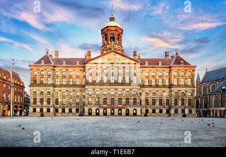 Palais Royal à la place du Dam à Amsterdam, Pays-Bas. Pas de personnes dans la place du Dam à Amsterdam, Pays-Bas. Banque D'Images