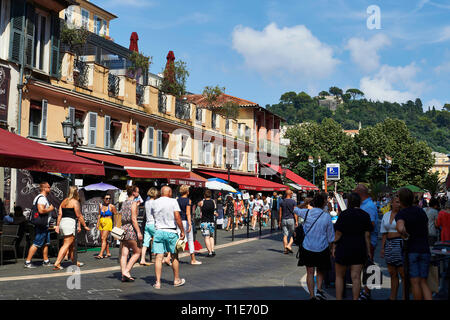 Nice (sud-est de la France) : "rue Saint-François de Paule" rue de la vieille ville de Nice. Les touristes et les boutiques *** *** légende locale Banque D'Images