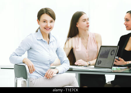 Jeune femme d'affaires travaillant avec des données marketing in office Banque D'Images