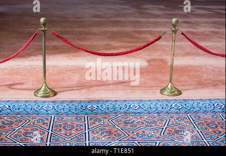 Velvet Rope et pied métal près de tapis bleu sur l'affichage Banque D'Images