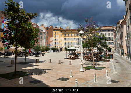 Toulon (sud-est de la France) : ' place de l'equerre ' square, district de Petit Chicago (Chicago) peu dans la basse ville *** *** légende locale Banque D'Images