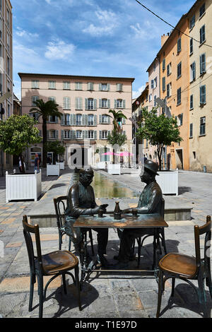 Toulon (sud-est de la France) : ' place Raimu ' square dans la ville basse. Statue d'hommes jouant aux cartes, César et Panisse (inspiré par le Théâtre français Banque D'Images