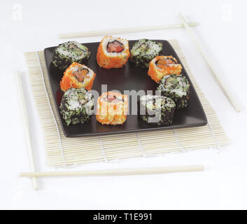 Différents types de Maki sushi sur une plaque noire Banque D'Images