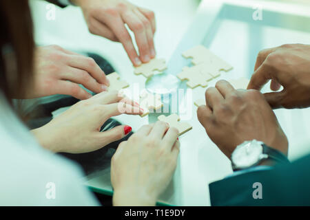 Close up. Business team l'assemblage de pièces de puzzle. Banque D'Images