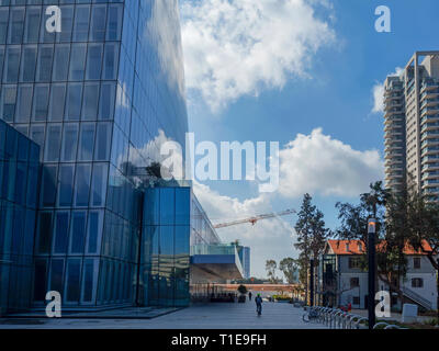 Face en verre moderne, les immeubles de grande hauteur à Tel Aviv, Israël Banque D'Images