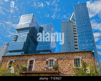 Face en verre moderne, les immeubles de grande hauteur à Tel Aviv, Israël Banque D'Images