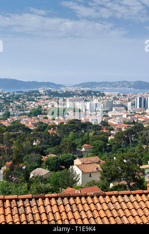 Toulon (sud-est de la France) : aperçu de la ville à partir de la corniche, d'Marius-Escartefigue sur les pentes du Mont Faron *** *** légende locale Banque D'Images