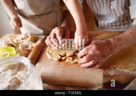 Portrait de grand-mère avec petit bébé garçon faire des gâteaux à la maison. Banque D'Images