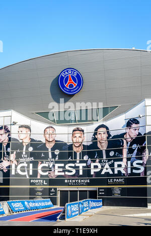 Entrée principale du Parc des Princes à Paris, France, recouvert d'une fresque des joueurs du Paris Saint-Germain football club équipe. Banque D'Images