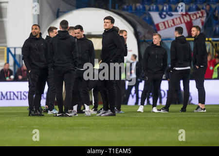 Podgorica, Monténégro. Mar 25, 2019. Les joueurs de l'Angleterre, inspecter le terrain Crédit : Nikola Krstic/Alamy Live News Banque D'Images