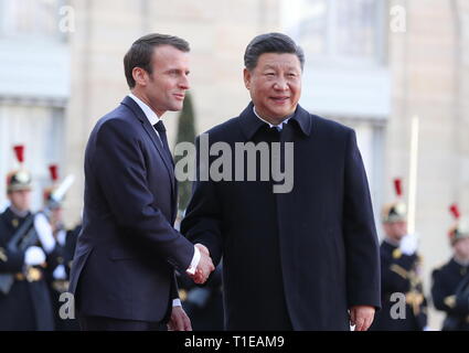 Paris, France. Mar 25, 2019. Le président chinois Xi Jinping (R) s'entretient avec son homologue français Emmanuel Macron à l'Elysée à Paris, France, le 25 mars 2019. Credit : Ju Peng/Xinhua/Alamy Live News Banque D'Images