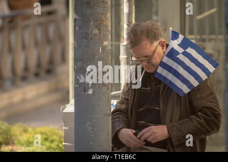 Athènes, Grèce. Mar 25, 2019. Vu un homme tenant un drapeau grec pendant la célébration.défilés militaires ont eu lieu dans plusieurs régions du pays pour célébrer la fête nationale annuelle du Jour de l'indépendance. La Révolution Grecque ou la révolution de 1821 était une insurrection armée menée par les Grecs contre l'Empire Ottoman dans le but de renverser la domination ottomane et créer un État indépendant. Crédit : Nicolas Muller SOPA/Images/ZUMA/Alamy Fil Live News Banque D'Images