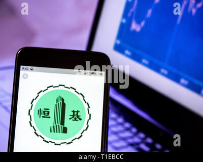 L'Ukraine. Mar 25, 2019. Sur cette photo, l'illustration a Henderson Land Development vu le logo affiché sur un téléphone intelligent. Crédit : Igor Golovniov SOPA/Images/ZUMA/Alamy Fil Live News Banque D'Images