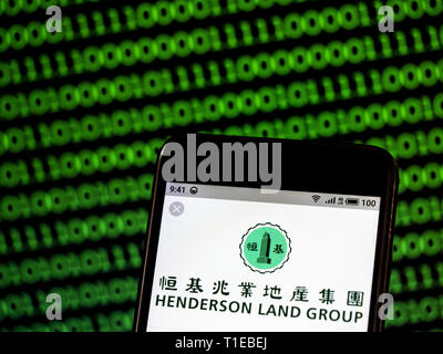 L'Ukraine. Mar 25, 2019. Sur cette photo, l'illustration a Henderson Land Development vu le logo affiché sur un téléphone intelligent. Crédit : Igor Golovniov SOPA/Images/ZUMA/Alamy Fil Live News Banque D'Images