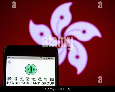 L'Ukraine. Mar 25, 2019. Sur cette photo, l'illustration a Henderson Land Development vu le logo affiché sur un téléphone intelligent. Crédit : Igor Golovniov SOPA/Images/ZUMA/Alamy Fil Live News Banque D'Images