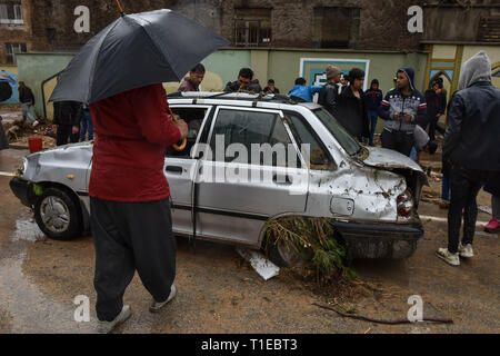 Shiraz, Iran. 25 Mar 2019. Les fortes pluies ont provoqué des inondations dans le sud de l'Iran. La ville de Shiraz qui expériences normalement peu de précipitations a été frappé par une grave inondation lundi, avec l'eau balayant voitures dans le centre de Shiraz. Les voitures ont été balayés et maisons endommagées par les inondations. Les véhicules sont également entassés sur Coran street ville de Chiraz, la province du Fars, Iran, lundi 25 mars, 2019. Credit : Amin Bre/Alamy Live News Banque D'Images