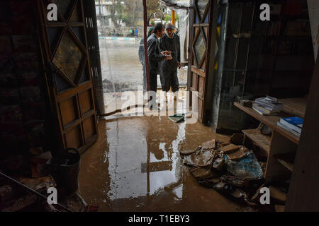 Shiraz, Iran. 25 Mar 2019. Les fortes pluies ont provoqué des inondations dans le sud de l'Iran. La ville de Shiraz qui expériences normalement peu de précipitations a été frappé par une grave inondation lundi, avec l'eau balayant voitures dans le centre de Shiraz. Les voitures ont été balayés et maisons endommagées par les inondations. Les véhicules sont également entassés sur Coran street ville de Chiraz, la province du Fars, Iran, lundi 25 mars, 2019. Credit : Amin Bre/Alamy Live News Banque D'Images