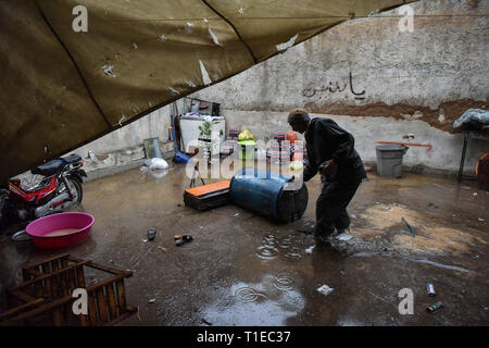 Shiraz, Iran. 25 Mar 2019. Les fortes pluies ont provoqué des inondations dans le sud de l'Iran. La ville de Shiraz qui expériences normalement peu de précipitations a été frappé par une grave inondation lundi, avec l'eau balayant voitures dans le centre de Shiraz. Les voitures ont été balayés et maisons endommagées par les inondations. Les véhicules sont également entassés sur Coran street ville de Chiraz, la province du Fars, Iran, lundi 25 mars, 2019. Credit : Amin Bre/Alamy Live News Banque D'Images